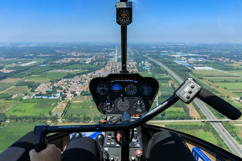 乘罗宾逊直升机俯瞰城市风景