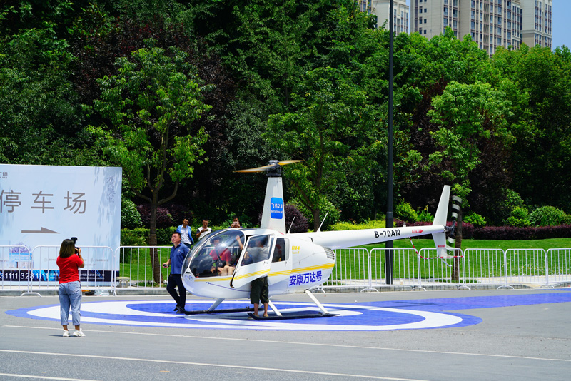 陕西安康一楼盘租用400万直升机空中看房