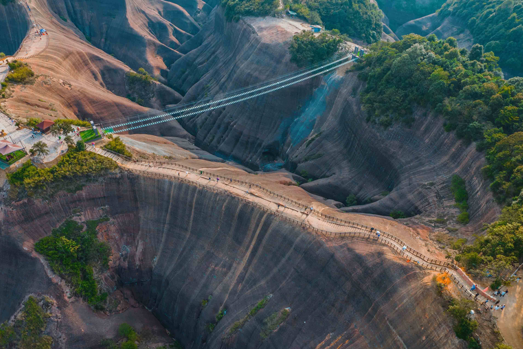 乘直升机 观丹霞翠合 游方岩奇景