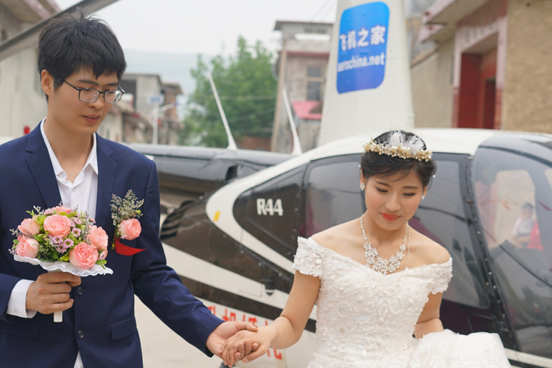 农村新郎小伙租2架直升机迎娶新娘 相恋7年婚礼十分浪漫